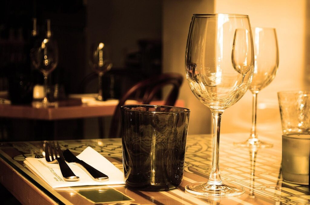 wine glass, table, restaurant-71380.jpg